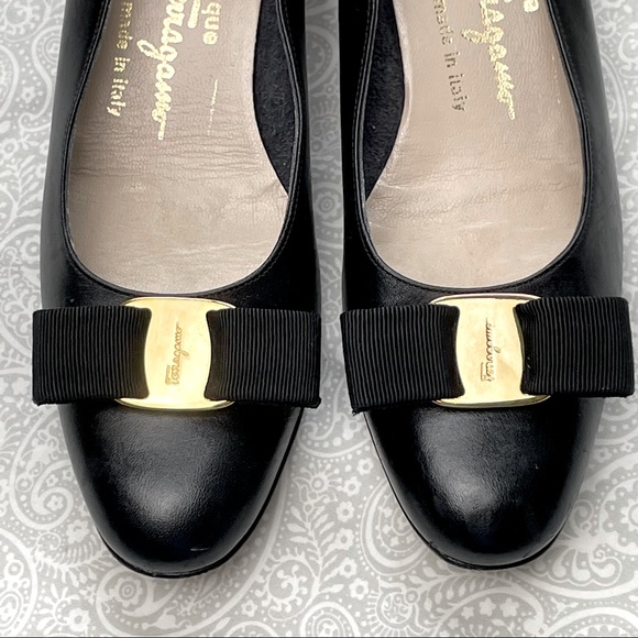 Salvatore Ferragamo Firenze black flats w/bows. EUC - Picture 2 of 11